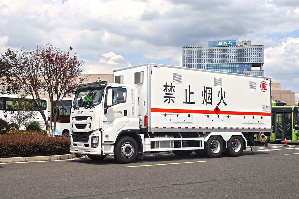 液晶仪表空气悬挂都配齐了 庆铃五十铃巨咖5X危化品运输车抢先看 - 第2张 - 提加商用车网 液晶仪表空气悬挂都配齐了 庆铃五十铃巨咖5X危化品运输车抢先看 - 第2张