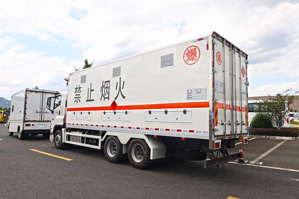 液晶仪表空气悬挂都配齐了 庆铃五十铃巨咖5X危化品运输车抢先看 - 第3张 - 提加商用车网 液晶仪表空气悬挂都配齐了 庆铃五十铃巨咖5X危化品运输车抢先看 - 第3张