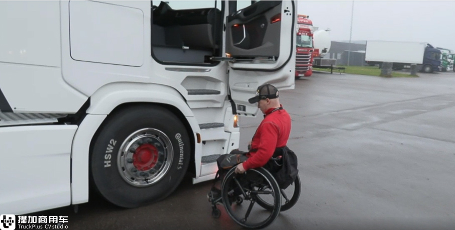 小伙意外从4米高卡车顶跌落致下半身瘫痪,但接下来..分享一则结局圆满的让人泪目的故事 - 第1张 - 提加商用车网 小伙意外从4米高卡车顶跌落致下半身瘫痪,但接下来..分享一则结局圆满的让人泪目的故事 - 第1张