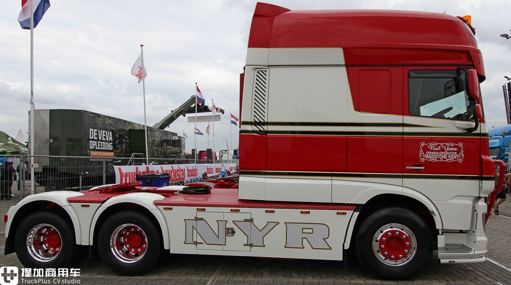 驾驶室加长90cm,内饰堪比KTV包房,这辆达夫卡车改装的真有特色 - 第1张 - 提加商用车网 驾驶室加长90cm,内饰堪比KTV包房,这辆达夫卡车改装的真有特色 - 第1张