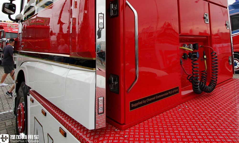 驾驶室加长90cm,内饰堪比KTV包房,这辆达夫卡车改装的真有特色 - 第11张 - 提加商用车网 驾驶室加长90cm,内饰堪比KTV包房,这辆达夫卡车改装的真有特色 - 第11张