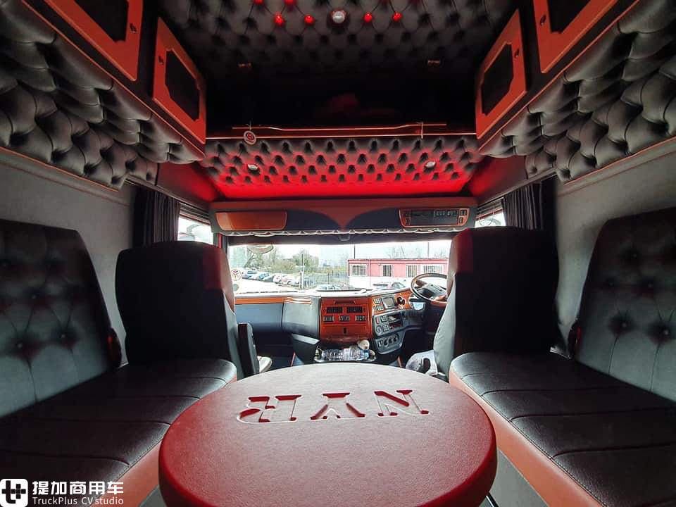 驾驶室加长90cm,内饰堪比KTV包房,这辆达夫卡车改装的真有特色 - 第16张 - 提加商用车网 驾驶室加长90cm,内饰堪比KTV包房,这辆达夫卡车改装的真有特色 - 第16张