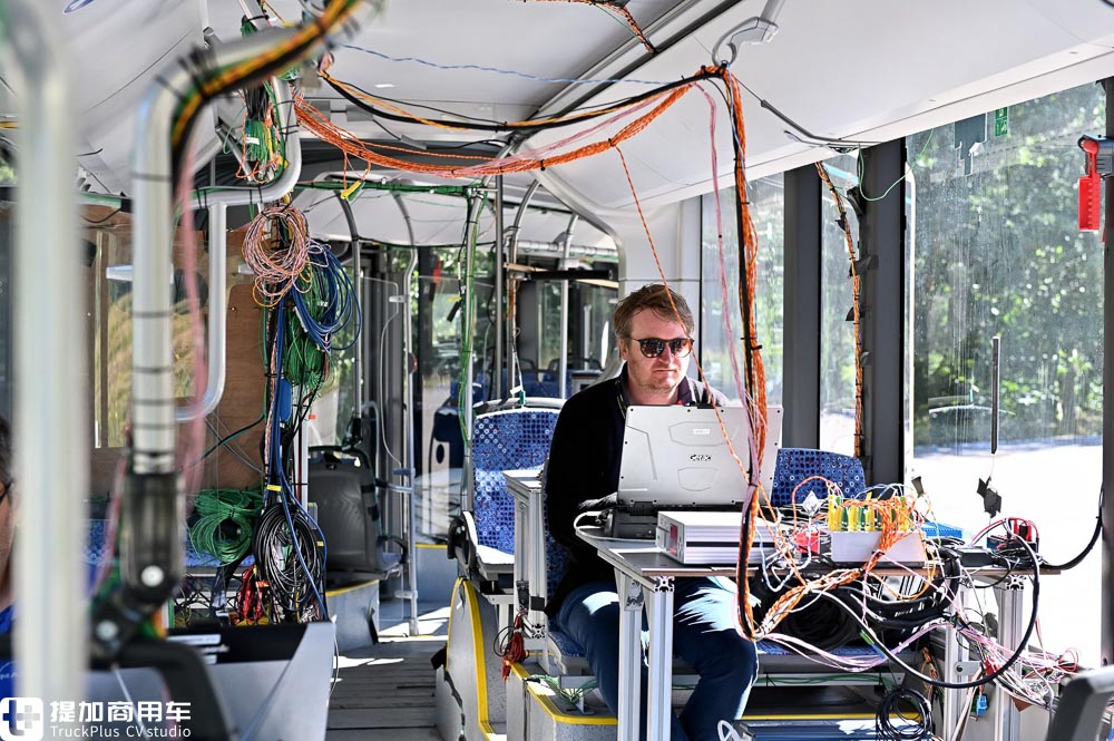 电池在车顶,解决车内空间问题,带您好好看看曼恩Lion’s City 12E电动客车 - 第2张 - 提加商用车网 电池在车顶,解决车内空间问题,带您好好看看曼恩Lion’s City 12E电动客车 - 第2张
