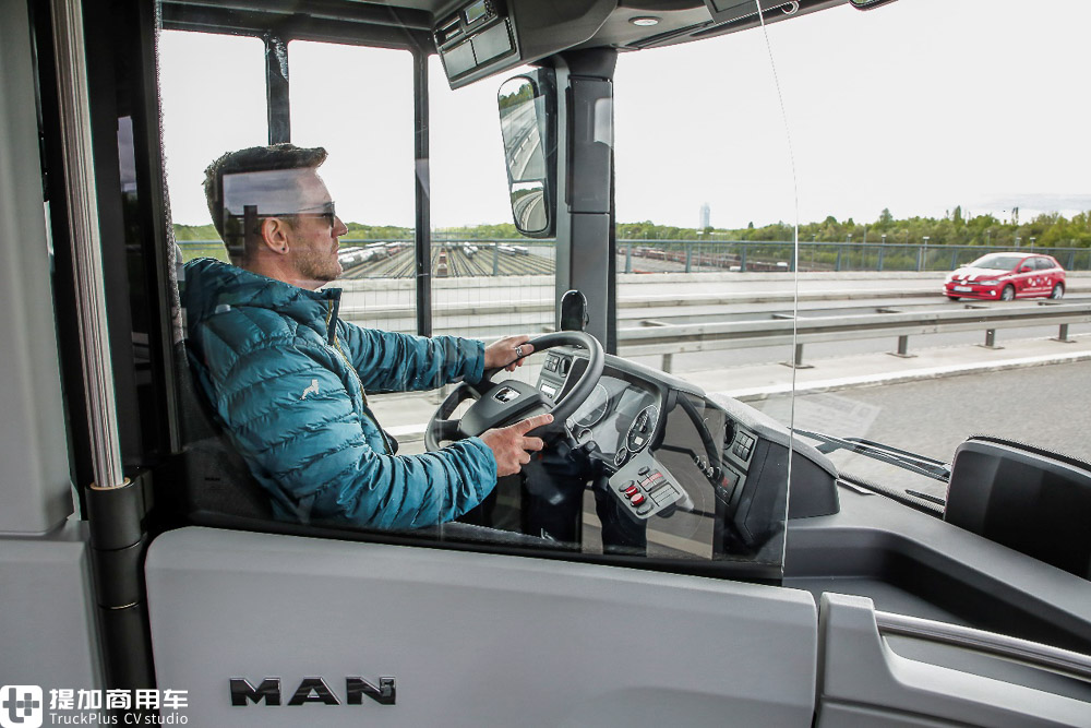 电池在车顶,解决车内空间问题,带您好好看看曼恩Lion’s City 12E电动客车 - 第27张 - 提加商用车网 电池在车顶,解决车内空间问题,带您好好看看曼恩Lion’s City 12E电动客车 - 第27张