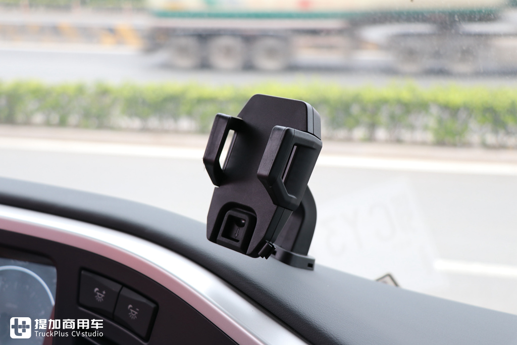 马力最大的国产旗舰卡车,2021款新外观,东风天龙KX王者版牵引车实拍 - 第10张 - 提加商用车网 马力最大的国产旗舰卡车,2021款新外观,东风天龙KX王者版牵引车实拍 - 第10张