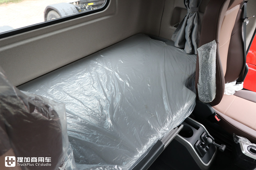 马力最大的国产旗舰卡车,2021款新外观,东风天龙KX王者版牵引车实拍 - 第13张 - 提加商用车网 马力最大的国产旗舰卡车,2021款新外观,东风天龙KX王者版牵引车实拍 - 第13张