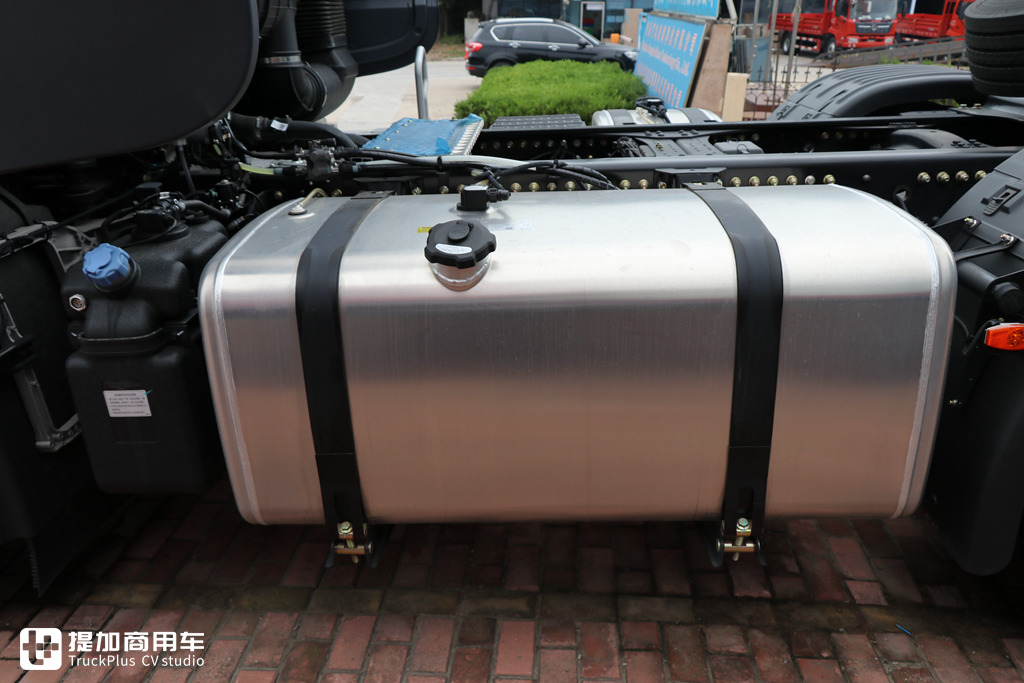 马力最大的国产旗舰卡车,2021款新外观,东风天龙KX王者版牵引车实拍 - 第17张 - 提加商用车网 马力最大的国产旗舰卡车,2021款新外观,东风天龙KX王者版牵引车实拍 - 第17张