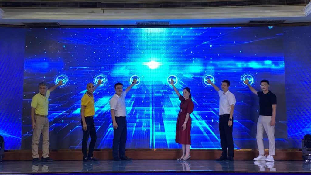 更轻、更省、更赚钱——豪沃NX国六自卸车闪耀广州 - 第2张