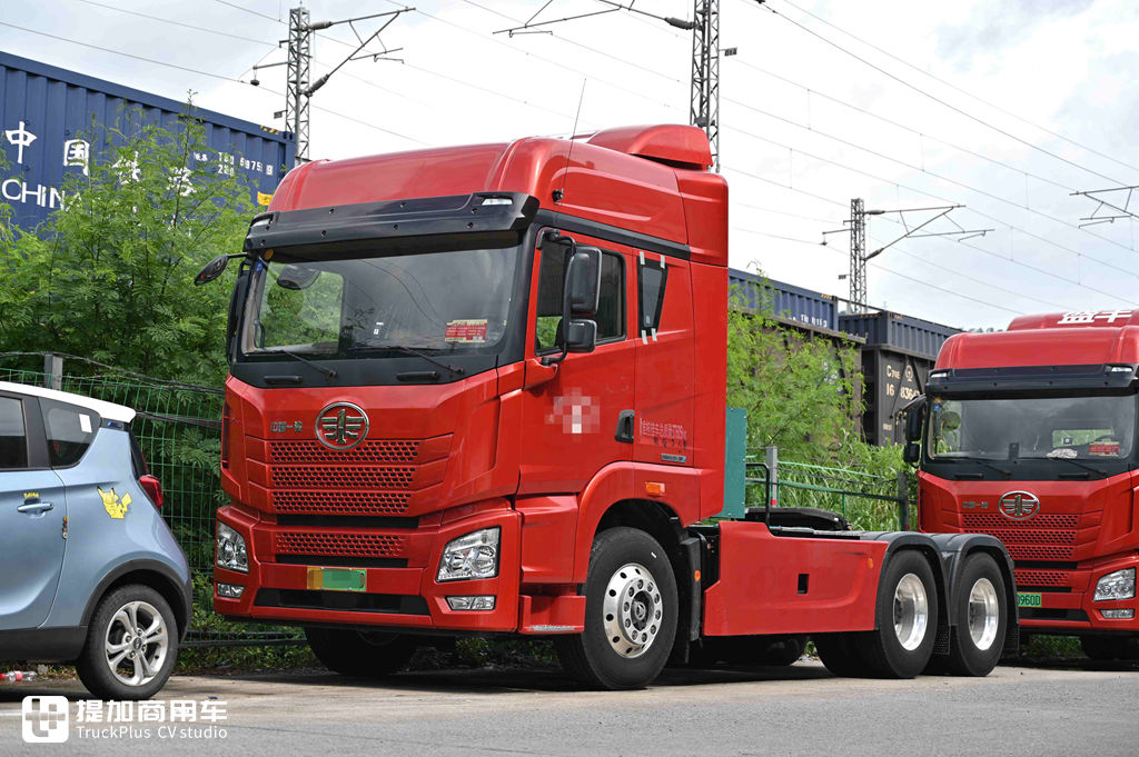 解放最近推出的JH6蓝途纯电动牵引车实拍,已投入运营,带您看看它实力如何 - 第3张 - 提加商用车网 解放最近推出的JH6蓝途纯电动牵引车实拍,已投入运营,带您看看它实力如何 - 第3张