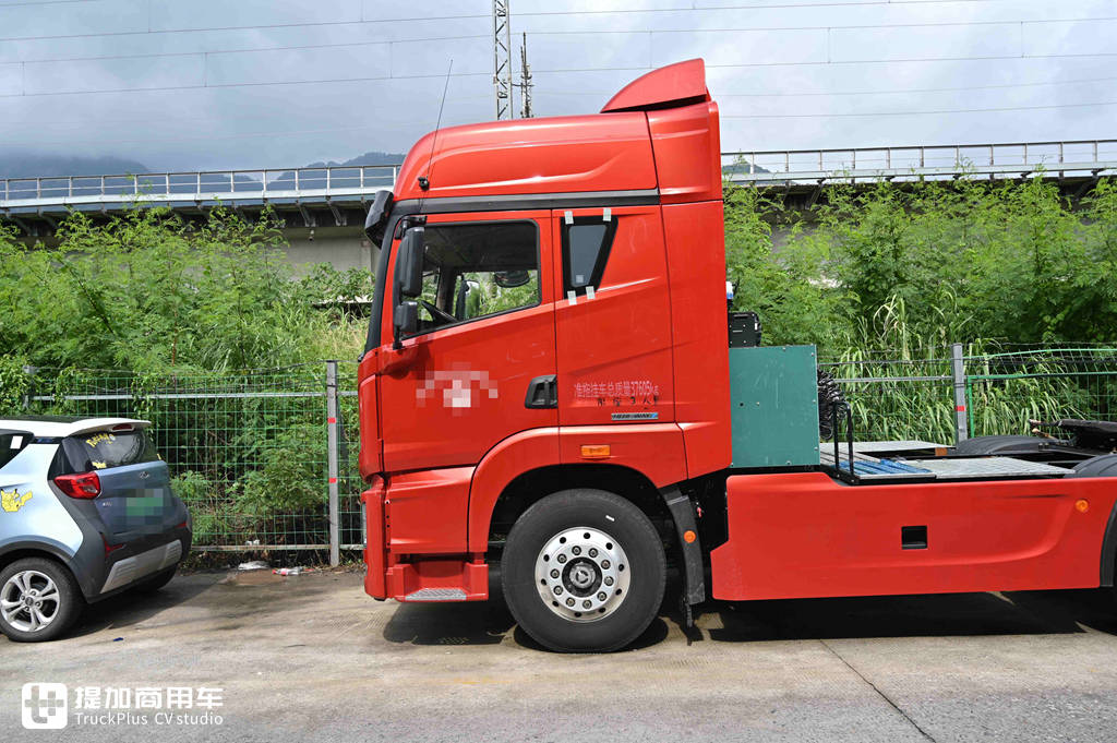 解放最近推出的JH6蓝途纯电动牵引车实拍,已投入运营,带您看看它实力如何 - 第4张 - 提加商用车网 解放最近推出的JH6蓝途纯电动牵引车实拍,已投入运营,带您看看它实力如何 - 第4张