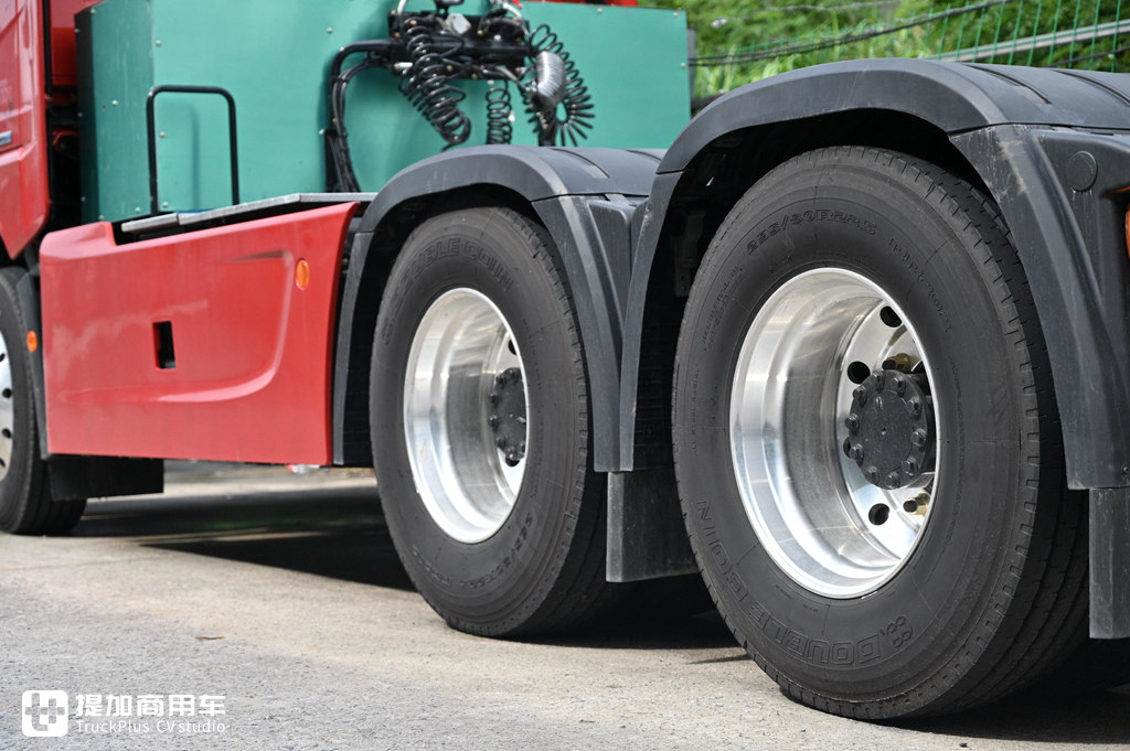 解放最近推出的JH6蓝途纯电动牵引车实拍,已投入运营,带您看看它实力如何 - 第5张 - 提加商用车网 解放最近推出的JH6蓝途纯电动牵引车实拍,已投入运营,带您看看它实力如何 - 第5张