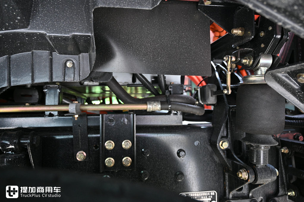 解放最近推出的JH6蓝途纯电动牵引车实拍,已投入运营,带您看看它实力如何 - 第6张 - 提加商用车网 解放最近推出的JH6蓝途纯电动牵引车实拍,已投入运营,带您看看它实力如何 - 第6张