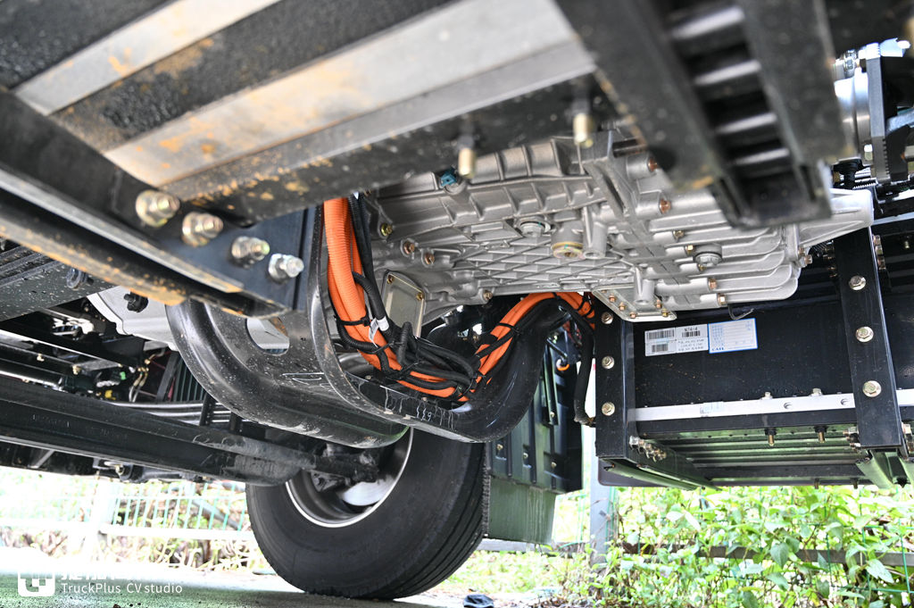 解放最近推出的JH6蓝途纯电动牵引车实拍,已投入运营,带您看看它实力如何 - 第7张 - 提加商用车网 解放最近推出的JH6蓝途纯电动牵引车实拍,已投入运营,带您看看它实力如何 - 第7张