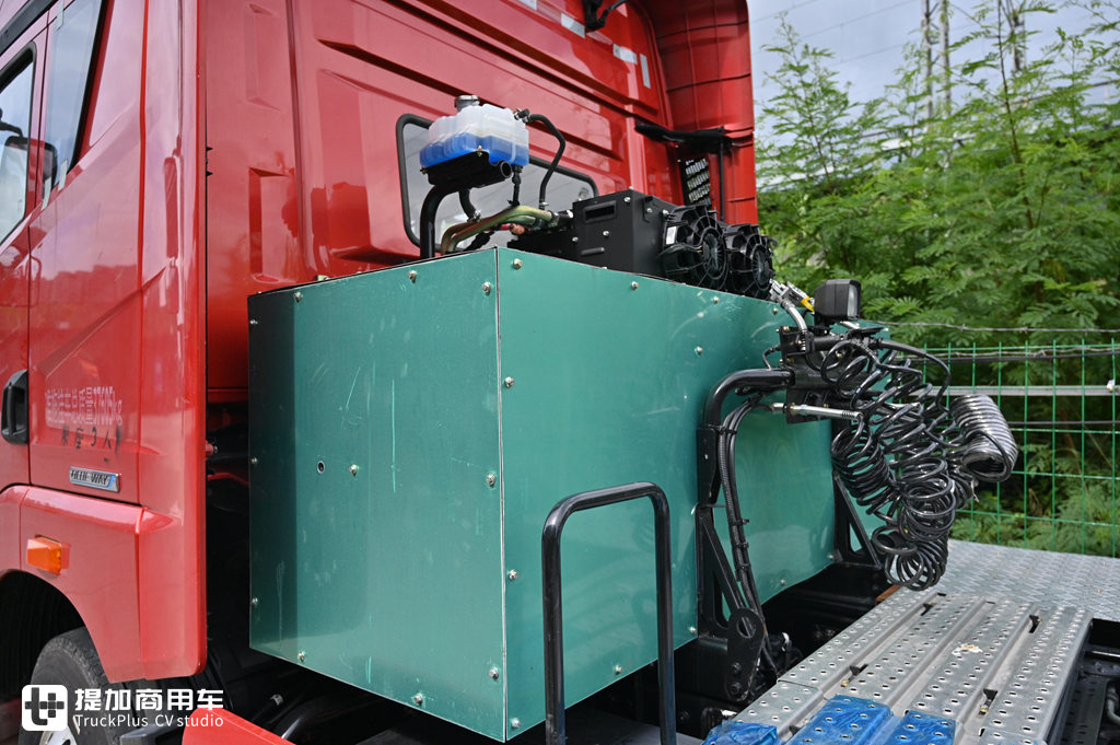 解放最近推出的JH6蓝途纯电动牵引车实拍,已投入运营,带您看看它实力如何 - 第10张 - 提加商用车网 解放最近推出的JH6蓝途纯电动牵引车实拍,已投入运营,带您看看它实力如何 - 第10张