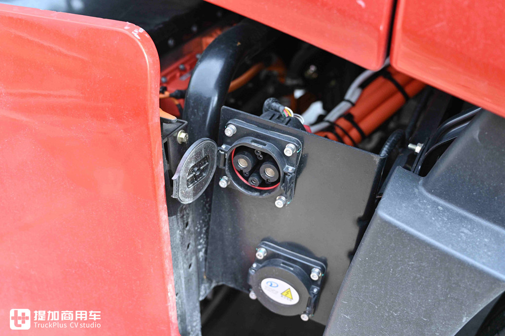 解放最近推出的JH6蓝途纯电动牵引车实拍,已投入运营,带您看看它实力如何 - 第12张 - 提加商用车网 解放最近推出的JH6蓝途纯电动牵引车实拍,已投入运营,带您看看它实力如何 - 第12张