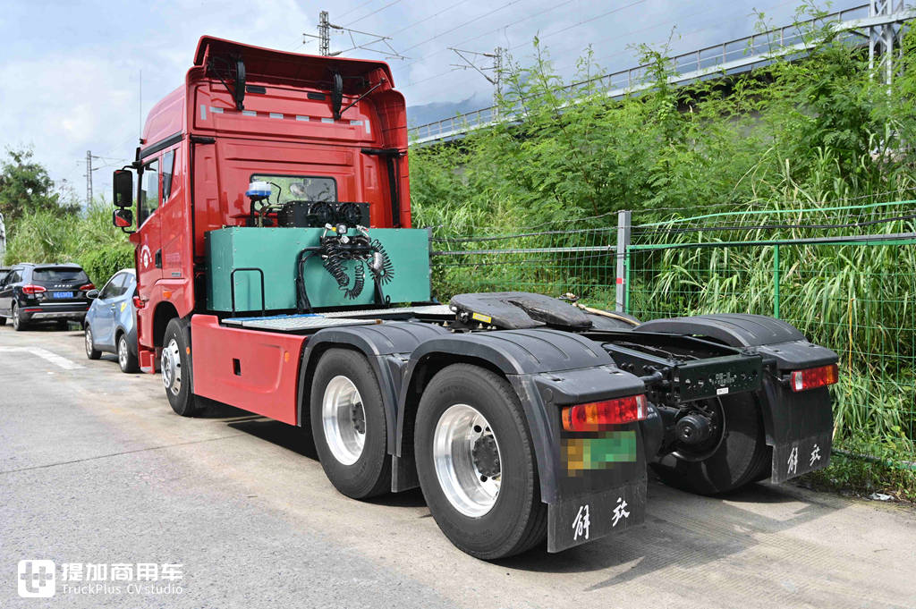 解放最近推出的JH6蓝途纯电动牵引车实拍,已投入运营,带您看看它实力如何 - 第13张 - 提加商用车网 解放最近推出的JH6蓝途纯电动牵引车实拍,已投入运营,带您看看它实力如何 - 第13张