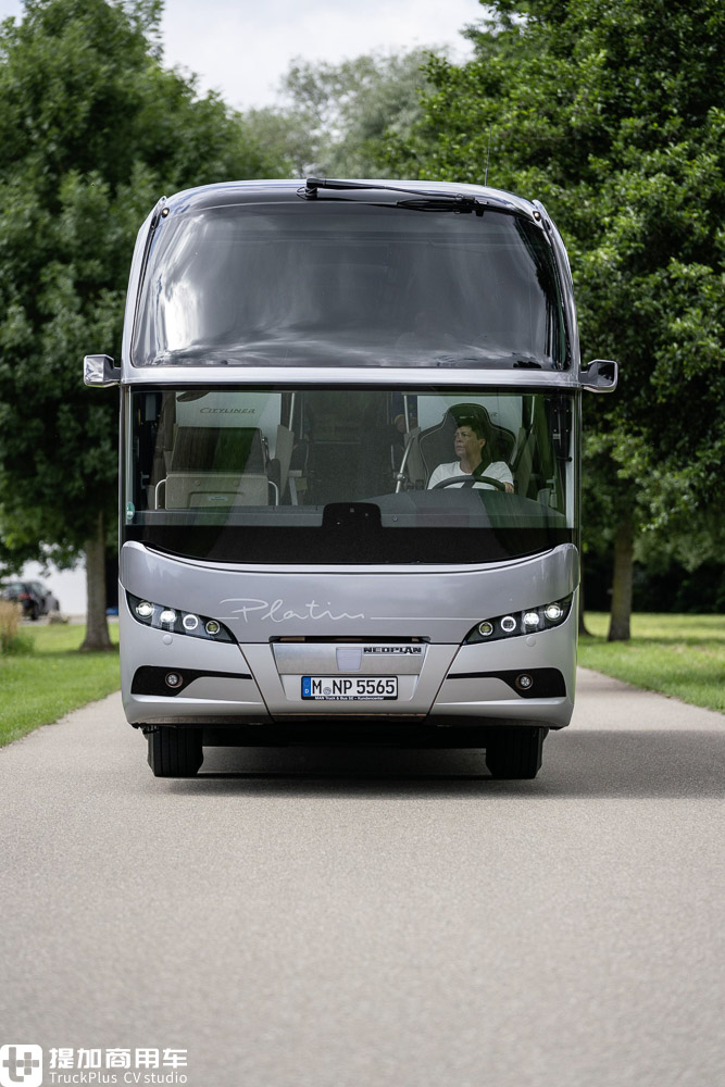 为新时代的豪华大巴树立典范,再带您近距离体验尼奥普兰Cityliner铂金纪念版 - 第3张 - 提加商用车网 为新时代的豪华大巴树立典范,再带您近距离体验尼奥普兰Cityliner铂金纪念版 - 第3张