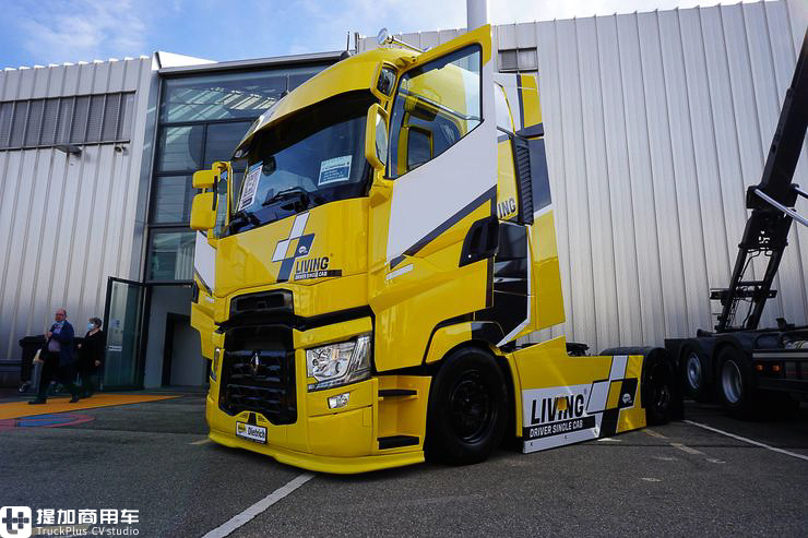 奔驰Actros底盘打造，还带简易马桶，再带你看一款欧洲卡车生活舱 - 第1张