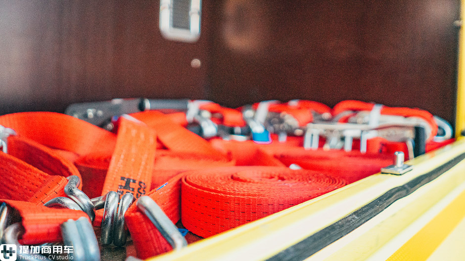 造型与涂装“帅”两次,还是电子后视镜,这辆奔驰Arocs清障车太“酷”了 - 第10张 - 提加商用车网 造型与涂装“帅”两次,还是电子后视镜,这辆奔驰Arocs清障车太“酷”了 - 第10张