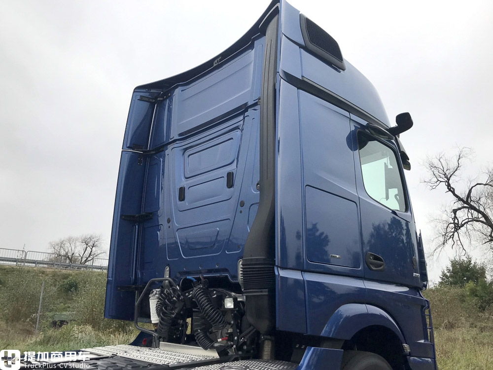 奔驰Actros底盘打造，还带简易马桶，再带你看一款欧洲卡车生活舱 - 第10张