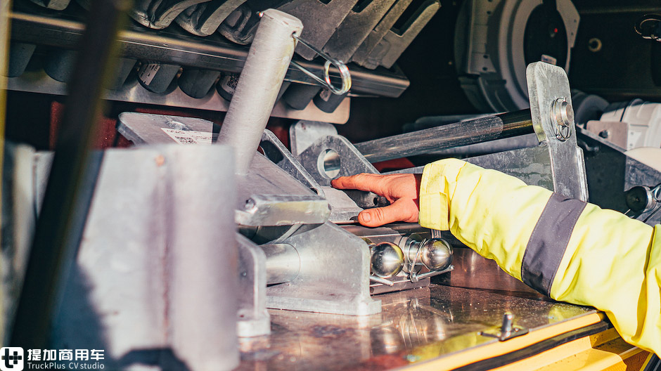 造型与涂装“帅”两次,还是电子后视镜,这辆奔驰Arocs清障车太“酷”了 - 第11张 - 提加商用车网 造型与涂装“帅”两次,还是电子后视镜,这辆奔驰Arocs清障车太“酷”了 - 第11张