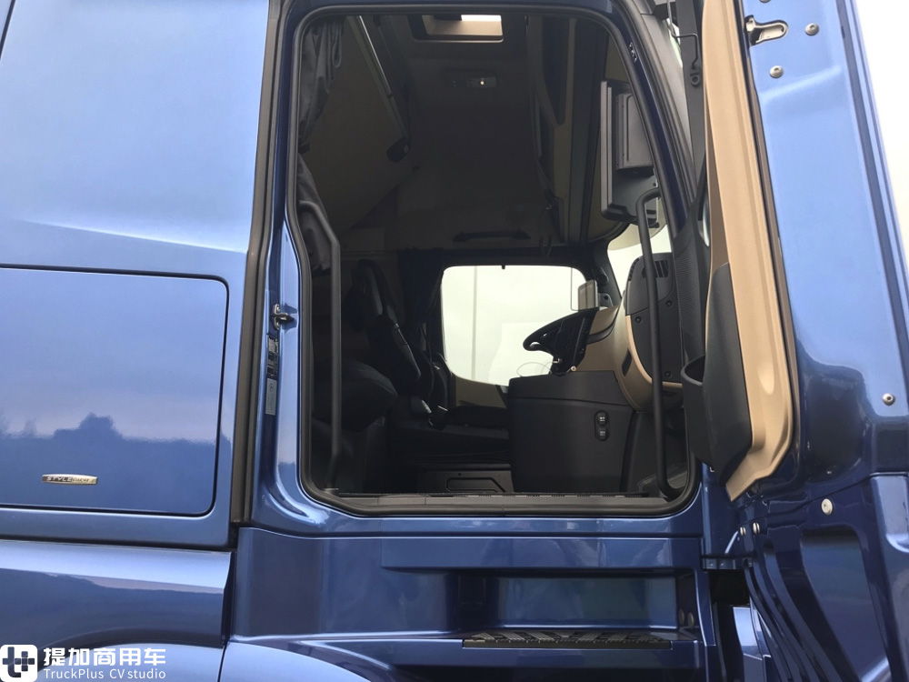奔驰Actros底盘打造，还带简易马桶，再带你看一款欧洲卡车生活舱 - 第11张