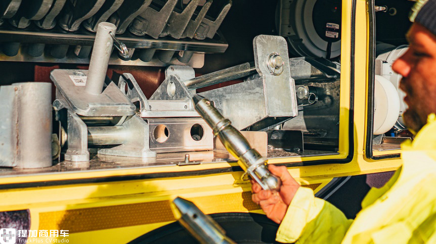 造型与涂装“帅”两次,还是电子后视镜,这辆奔驰Arocs清障车太“酷”了 - 第12张 - 提加商用车网 造型与涂装“帅”两次,还是电子后视镜,这辆奔驰Arocs清障车太“酷”了 - 第12张