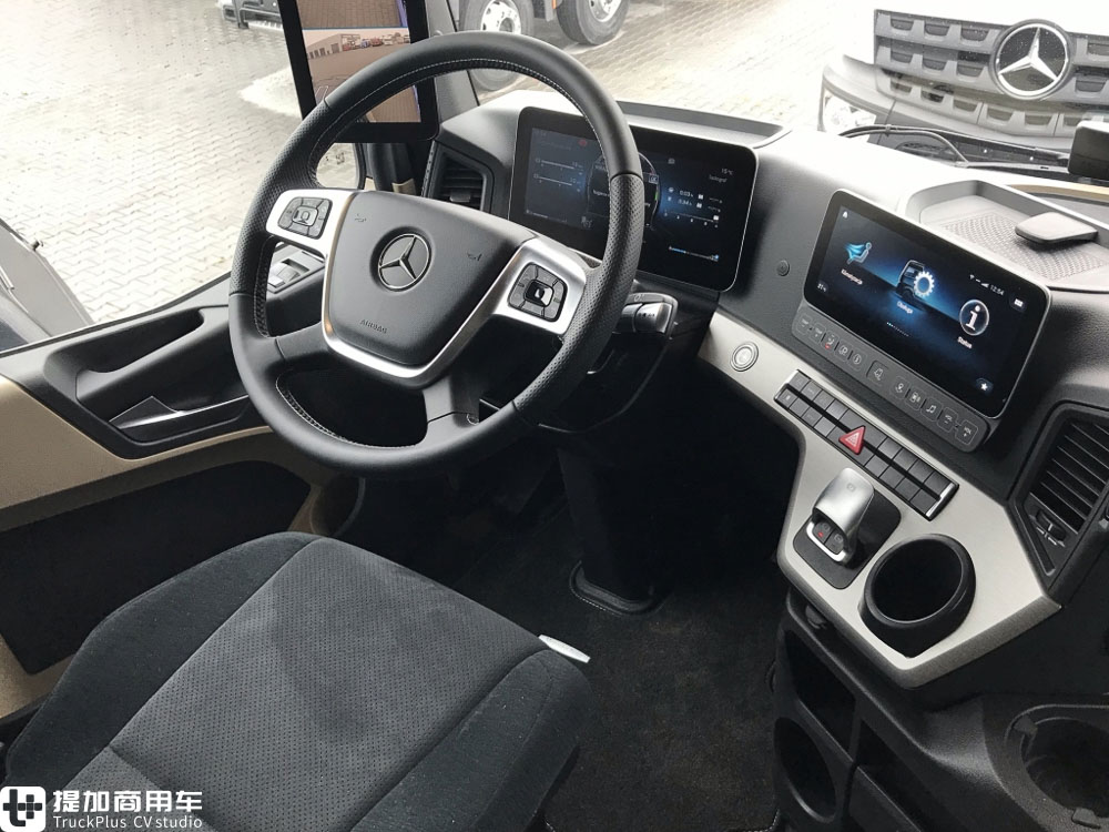 奔驰Actros底盘打造，还带简易马桶，再带你看一款欧洲卡车生活舱 - 第12张