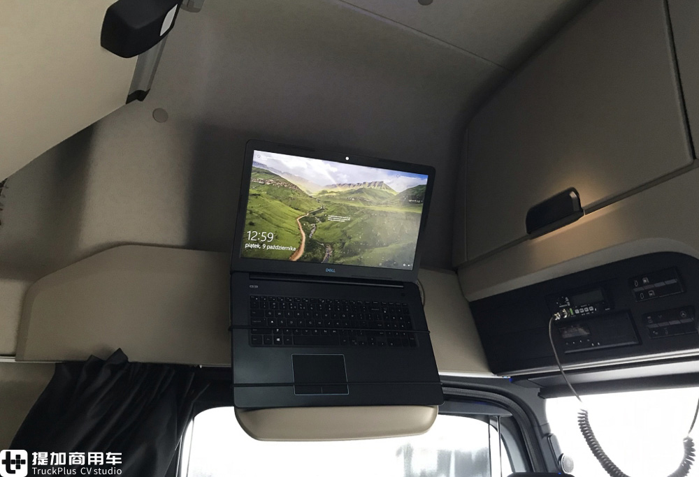 奔驰Actros底盘打造，还带简易马桶，再带你看一款欧洲卡车生活舱 - 第14张