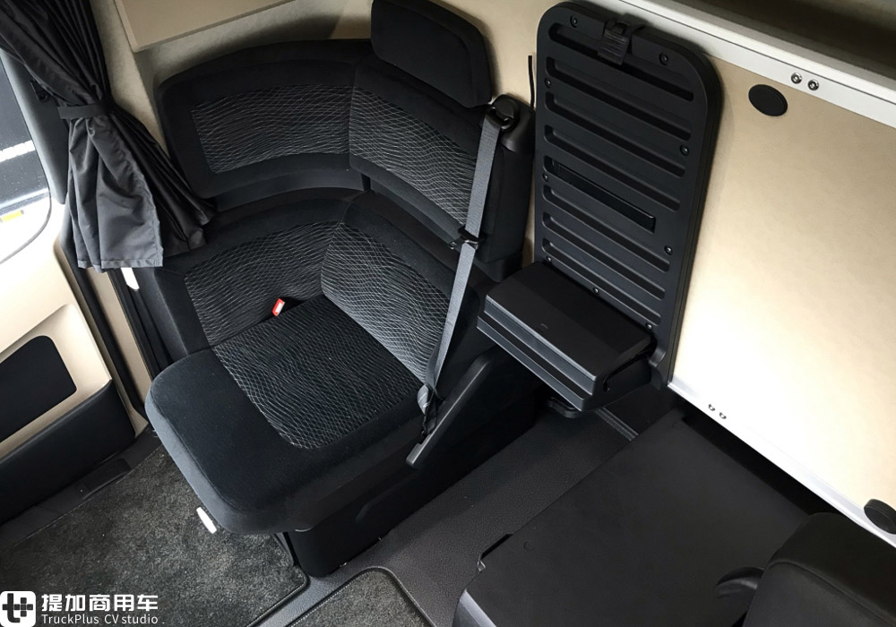 奔驰Actros底盘打造，还带简易马桶，再带你看一款欧洲卡车生活舱 - 第15张