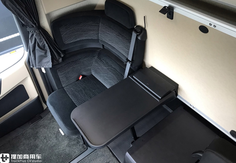 奔驰Actros底盘打造，还带简易马桶，再带你看一款欧洲卡车生活舱 - 第16张