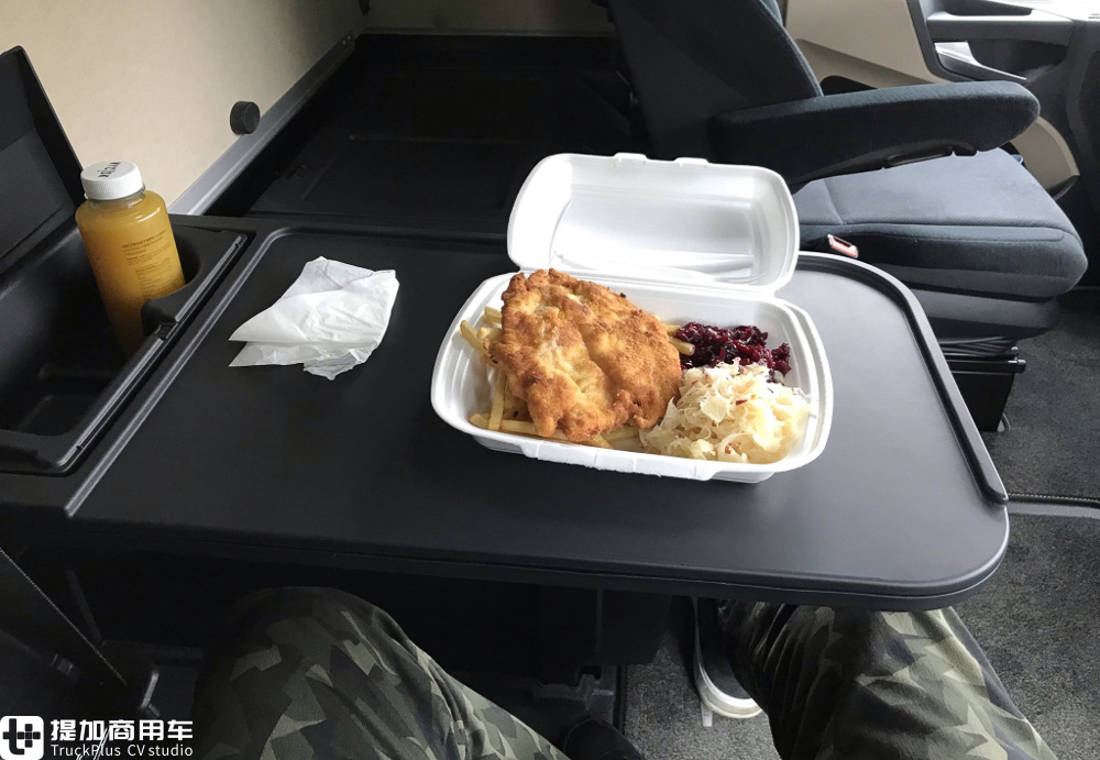 奔驰Actros底盘打造，还带简易马桶，再带你看一款欧洲卡车生活舱 - 第17张