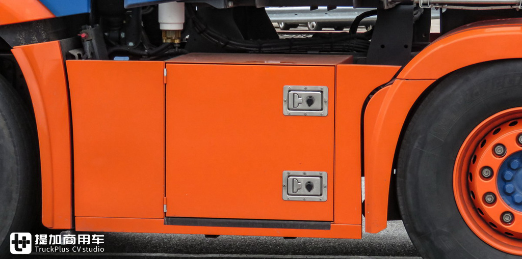 涂装配置都非常独特,带您看一辆新一代奔驰Actros SLT大件牵引车 - 第17张 - 提加商用车网 涂装配置都非常独特,带您看一辆新一代奔驰Actros SLT大件牵引车 - 第17张