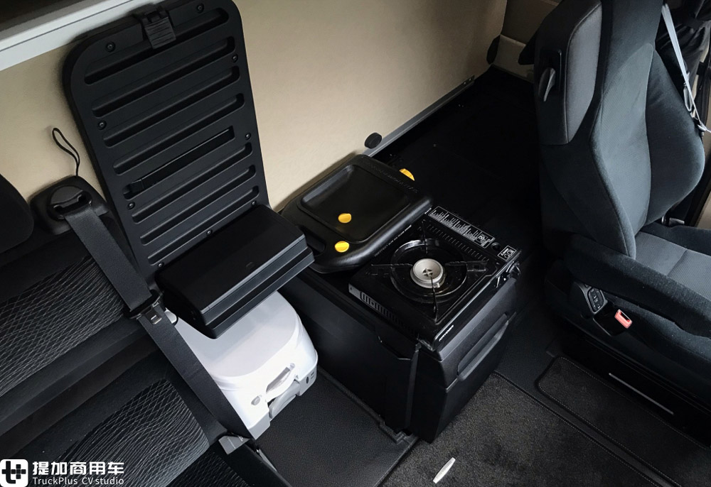 奔驰Actros底盘打造，还带简易马桶，再带你看一款欧洲卡车生活舱 - 第18张