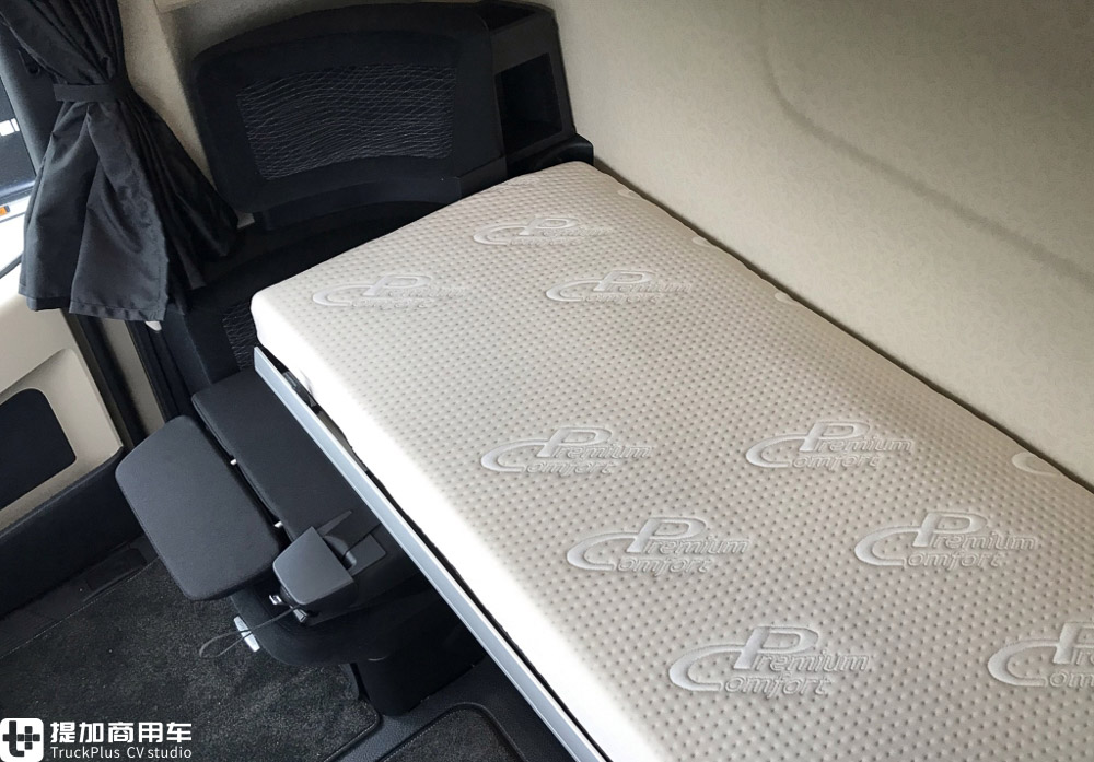 奔驰Actros底盘打造，还带简易马桶，再带你看一款欧洲卡车生活舱 - 第19张