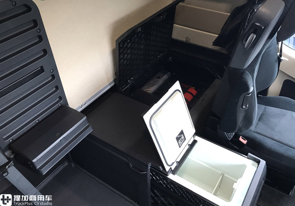 奔驰Actros底盘打造，还带简易马桶，再带你看一款欧洲卡车生活舱 - 第20张