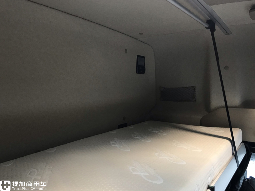 奔驰Actros底盘打造，还带简易马桶，再带你看一款欧洲卡车生活舱 - 第21张