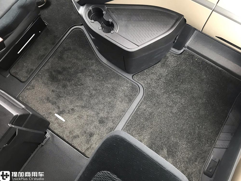 奔驰Actros底盘打造，还带简易马桶，再带你看一款欧洲卡车生活舱 - 第22张