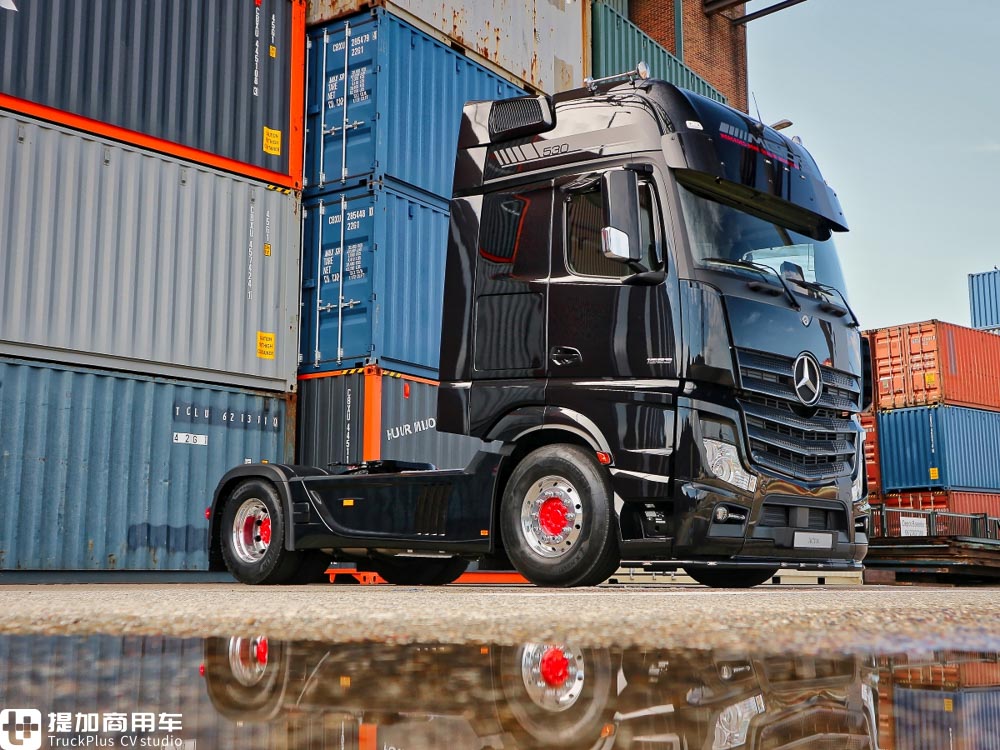 奔驰Actros底盘打造，还带简易马桶，再带你看一款欧洲卡车生活舱 - 第3张