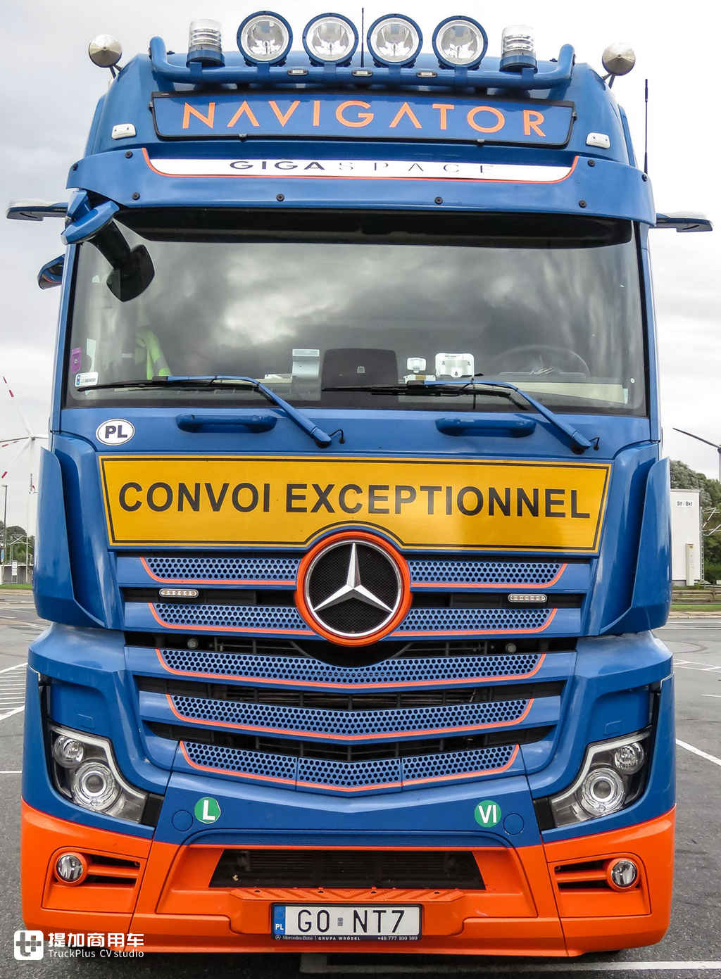 涂装配置都非常独特,带您看一辆新一代奔驰Actros SLT大件牵引车 - 第3张 - 提加商用车网 涂装配置都非常独特,带您看一辆新一代奔驰Actros SLT大件牵引车 - 第3张