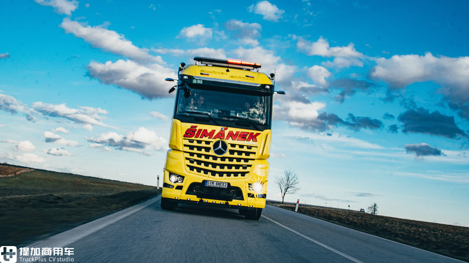 造型与涂装“帅”两次,还是电子后视镜,这辆奔驰Arocs清障车太“酷”了 - 第4张 - 提加商用车网 造型与涂装“帅”两次,还是电子后视镜,这辆奔驰Arocs清障车太“酷”了 - 第4张