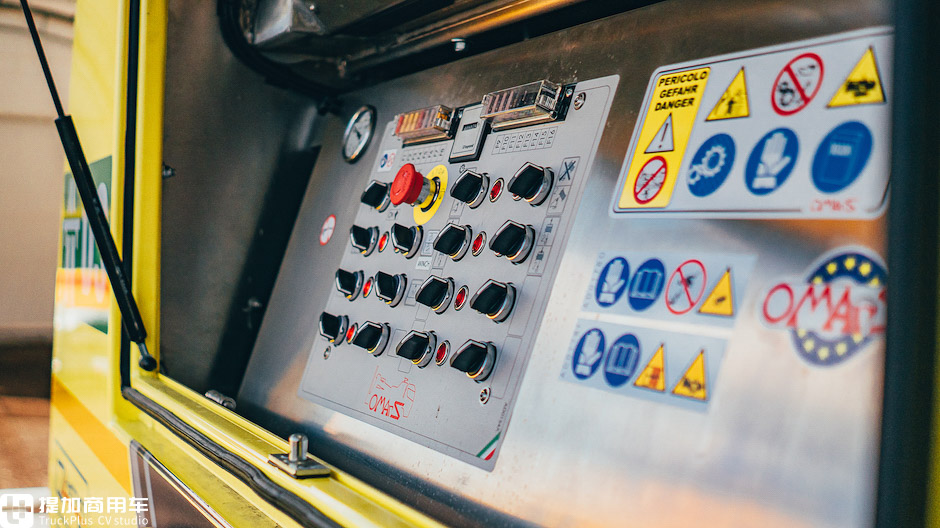 造型与涂装“帅”两次,还是电子后视镜,这辆奔驰Arocs清障车太“酷”了 - 第8张 - 提加商用车网 造型与涂装“帅”两次,还是电子后视镜,这辆奔驰Arocs清障车太“酷”了 - 第8张