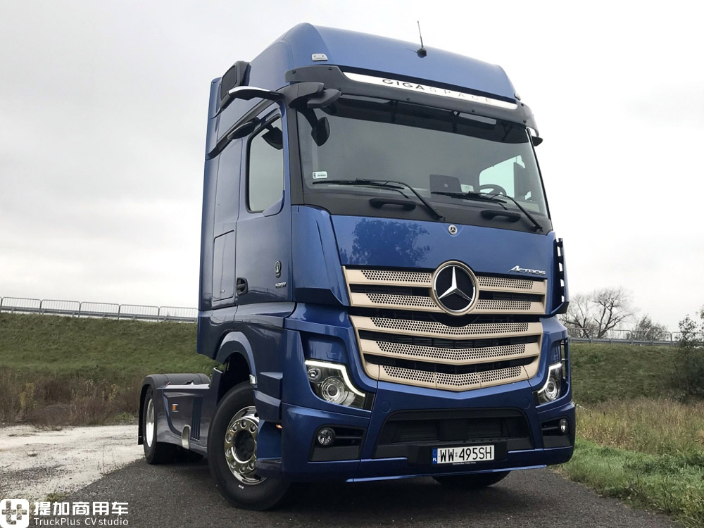 奔驰Actros底盘打造，还带简易马桶，再带你看一款欧洲卡车生活舱 - 第8张