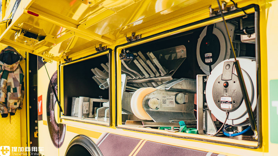 造型与涂装“帅”两次,还是电子后视镜,这辆奔驰Arocs清障车太“酷”了 - 第9张 - 提加商用车网 造型与涂装“帅”两次,还是电子后视镜,这辆奔驰Arocs清障车太“酷”了 - 第9张
