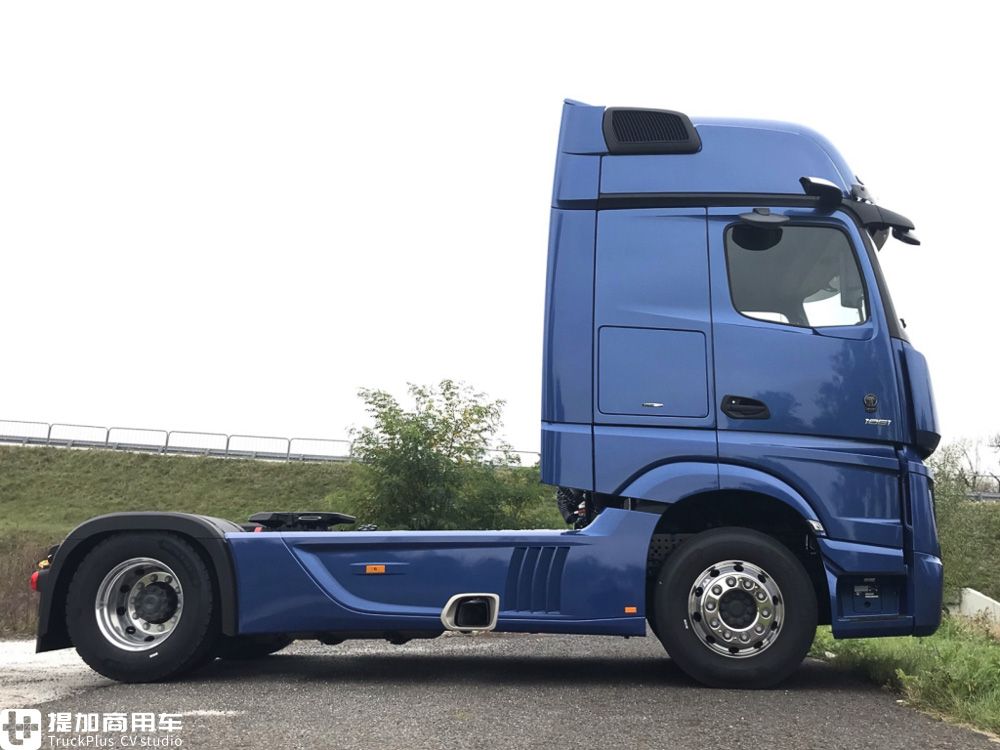 奔驰Actros底盘打造，还带简易马桶，再带你看一款欧洲卡车生活舱 - 第9张