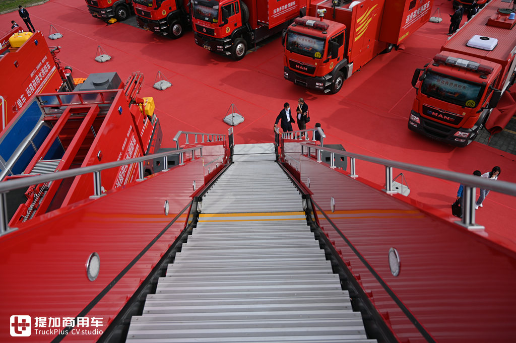 6X6全驱540马力,反应超快速,重汽汕德卡底盘的登高平台救援车实拍 - 第10张 - 提加商用车网 6X6全驱540马力,反应超快速,重汽汕德卡底盘的登高平台救援车实拍 - 第10张