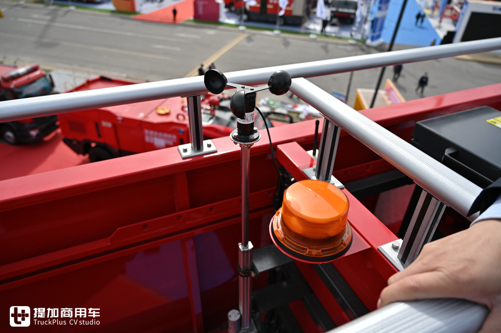 6X6全驱540马力,反应超快速,重汽汕德卡底盘的登高平台救援车实拍 - 第11张 - 提加商用车网 6X6全驱540马力,反应超快速,重汽汕德卡底盘的登高平台救援车实拍 - 第11张