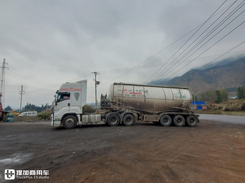 国内卡友也玩痛车,云南小伙用GTA游戏元素,把自己的五十铃巨咖牵引车弄的真漂亮 - 第11张 - 提加商用车网 国内卡友也玩痛车,云南小伙用GTA游戏元素,把自己的五十铃巨咖牵引车弄的真漂亮 - 第11张