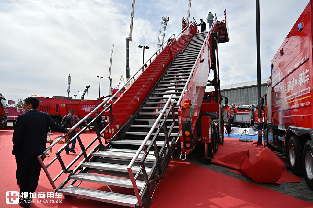 6X6全驱540马力,反应超快速,重汽汕德卡底盘的登高平台救援车实拍 - 第14张 - 提加商用车网 6X6全驱540马力,反应超快速,重汽汕德卡底盘的登高平台救援车实拍 - 第14张