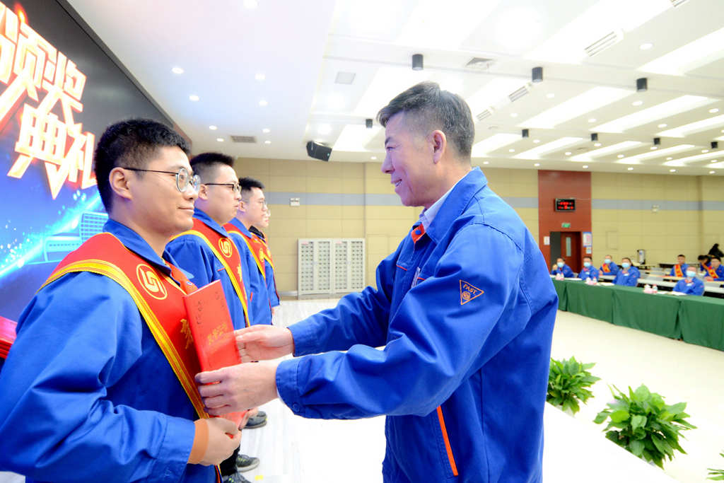 砥砺奋进勇攀登 再接再厉启新程,法士特表彰优秀科研工作者庆祝研究院成立十周年 - 第2张 - 提加商用车网 砥砺奋进勇攀登 再接再厉启新程,法士特表彰优秀科研工作者庆祝研究院成立十周年 - 第2张